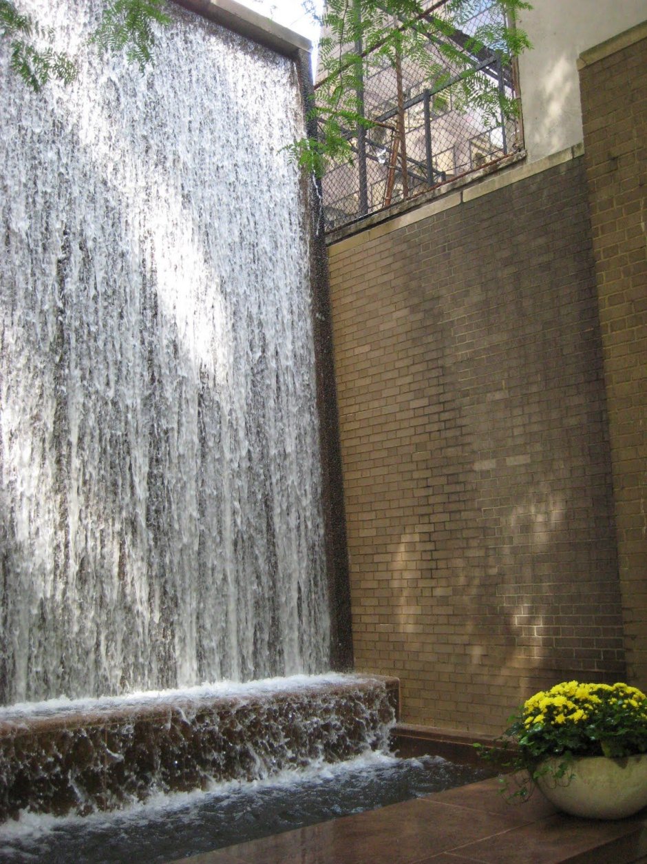 Стеклянная стена с водопадом