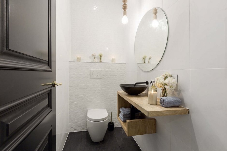 Санузел с маленькой раковиной