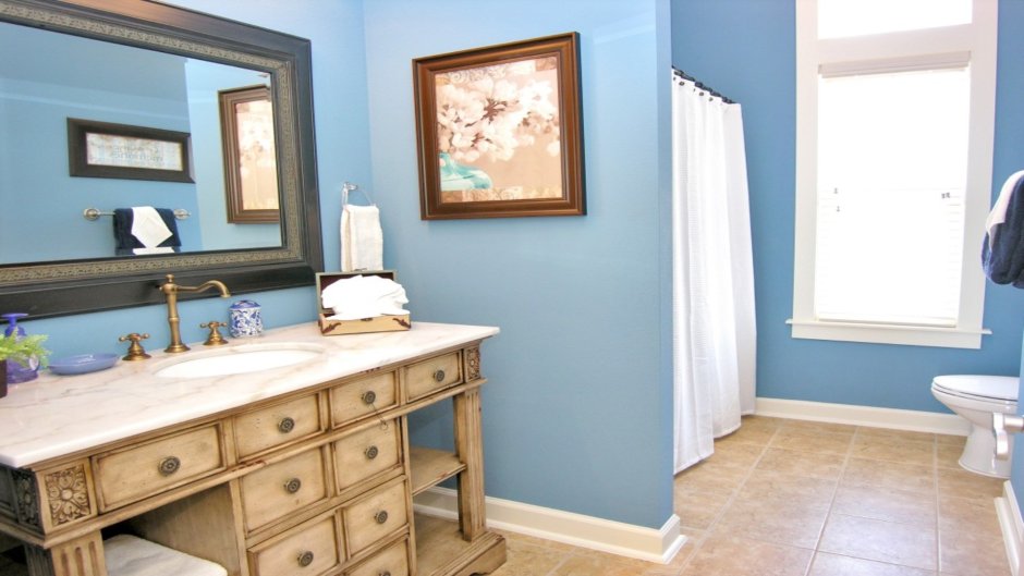 Сочетание голубого и коричневого в интерьере ванной