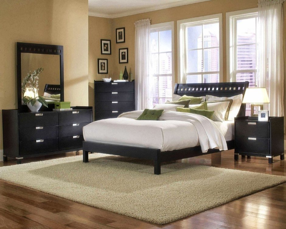 Декор спальни с коричневой мебелью