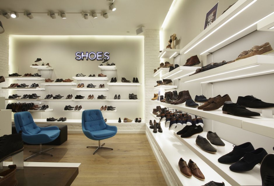 Интерьер магазина мужской обуви