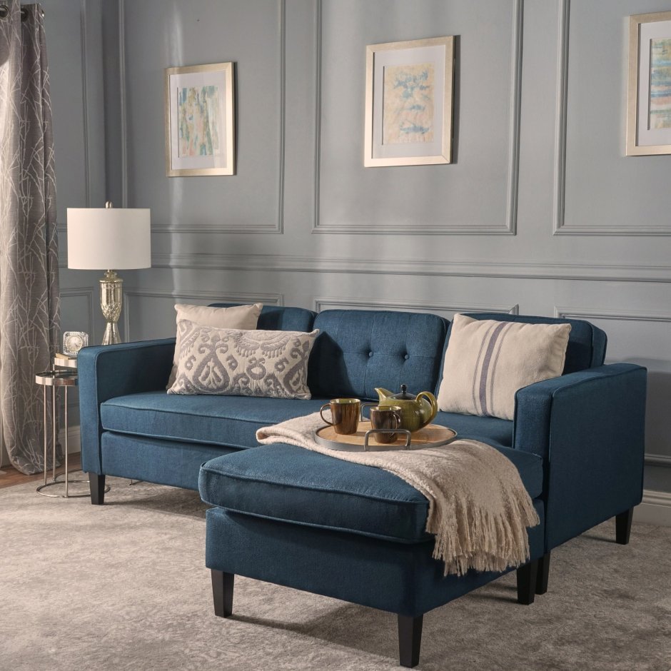 Синий диван с коричневой мебелью