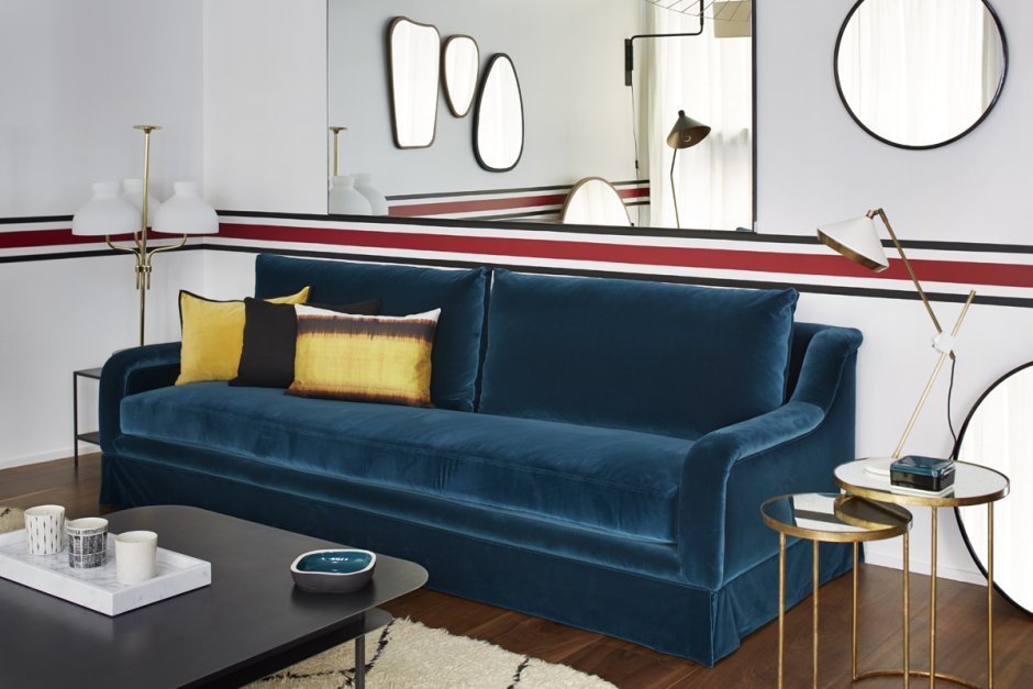 Синий диван из ткани в интерьере