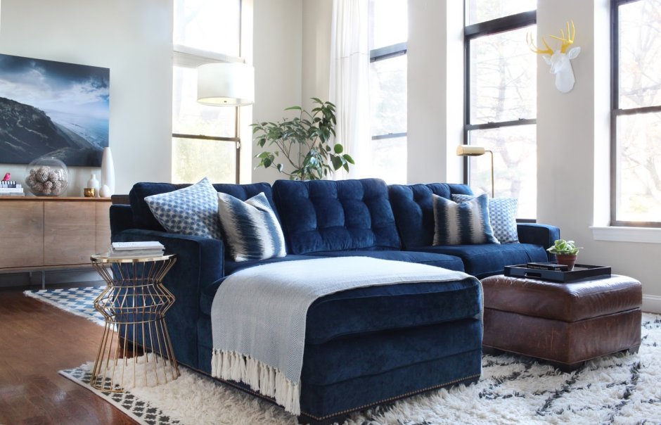 Синий велюровый диван в интерьере