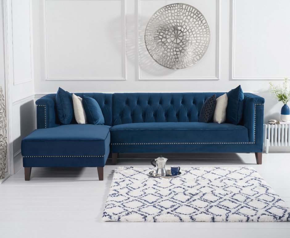 Голубой бархатный диван