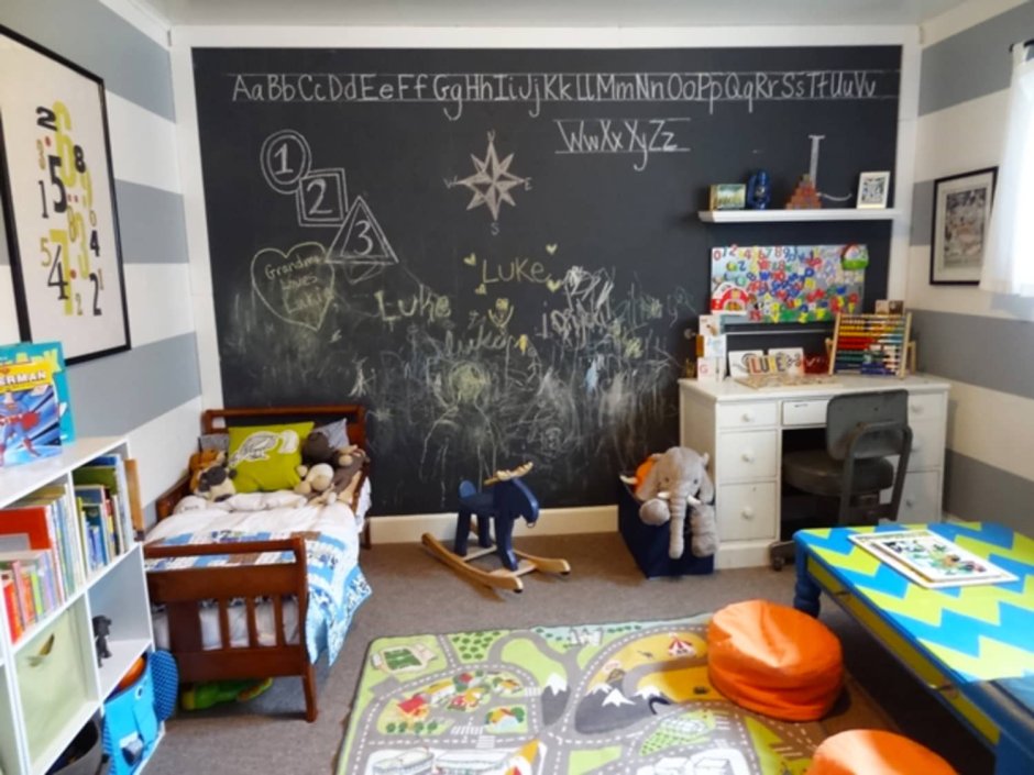 Детский уголок с графитной стеной