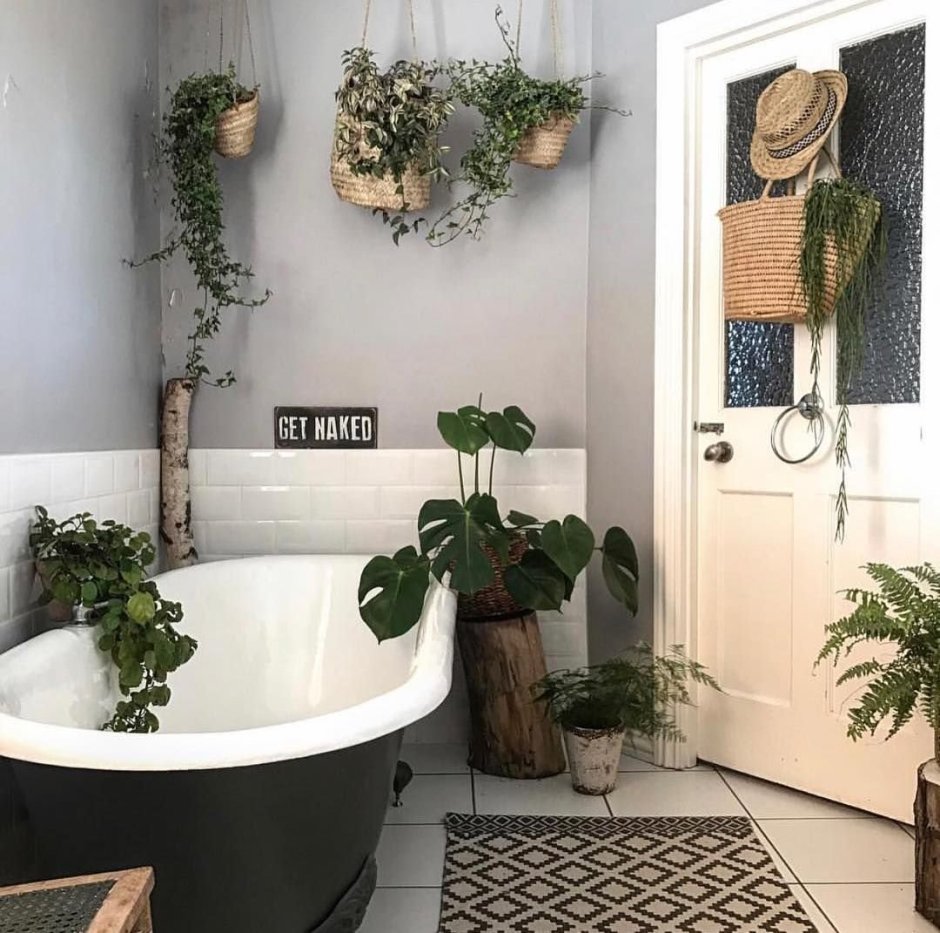 Искусственные растения в ванной комнате