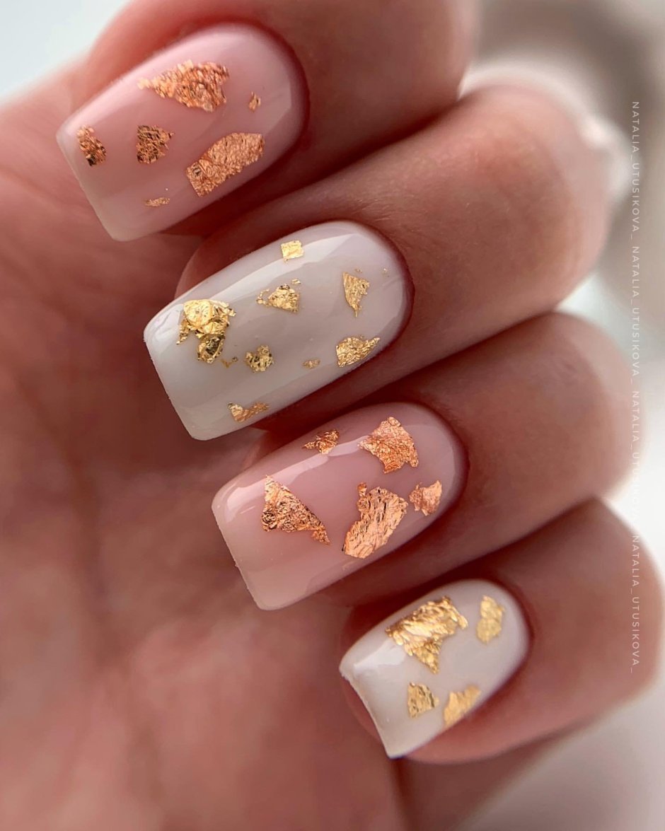 Золотая поталь на матовых ногтях