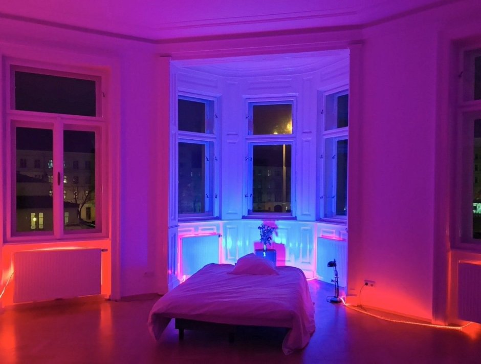 Неоновый свет в комнате