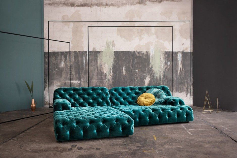 Велюровый изумрудный диван в интерьере (87 фото)