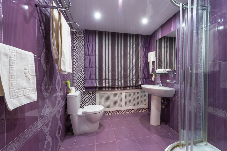 Фиолетовая мозаика в ванной
