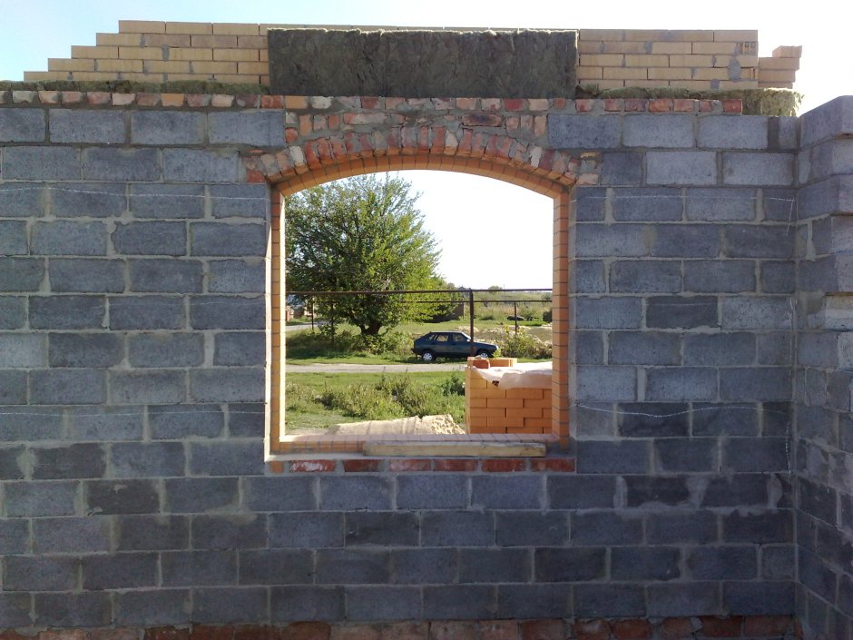 Кирпичная стена с заложенным окном