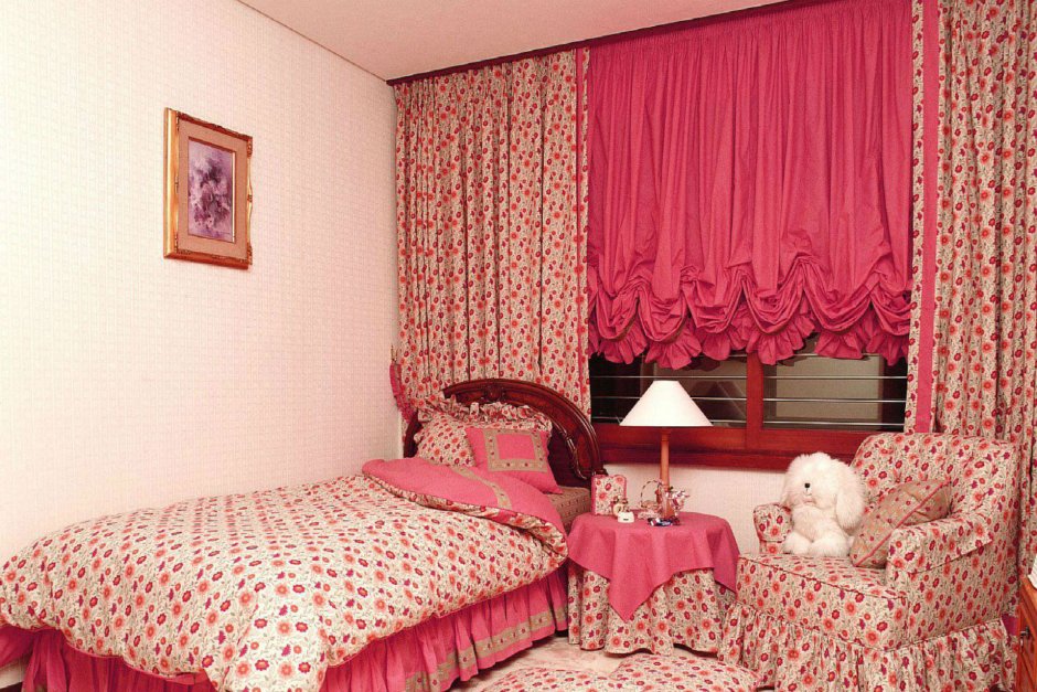 Короткие шторы в спальню