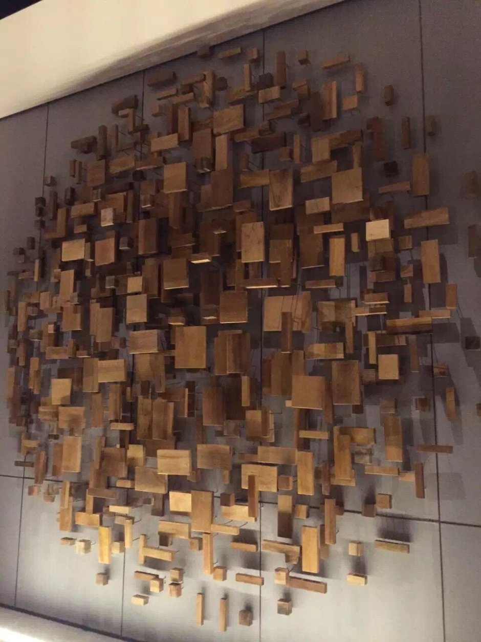 Стена из деревянных обрезков