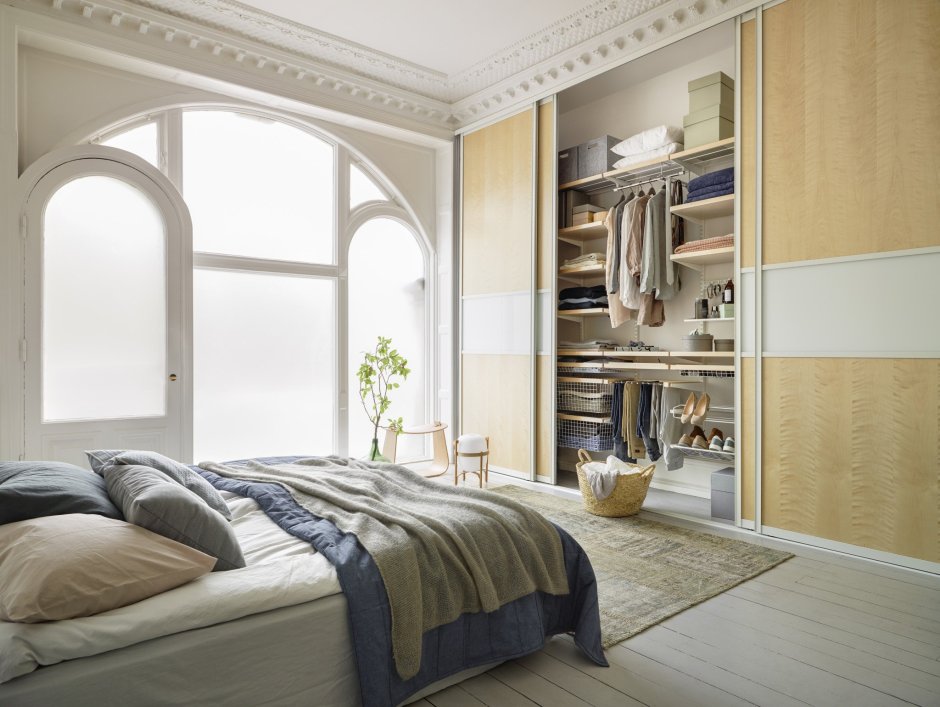 Шкафы в изголовье кровати в спальне