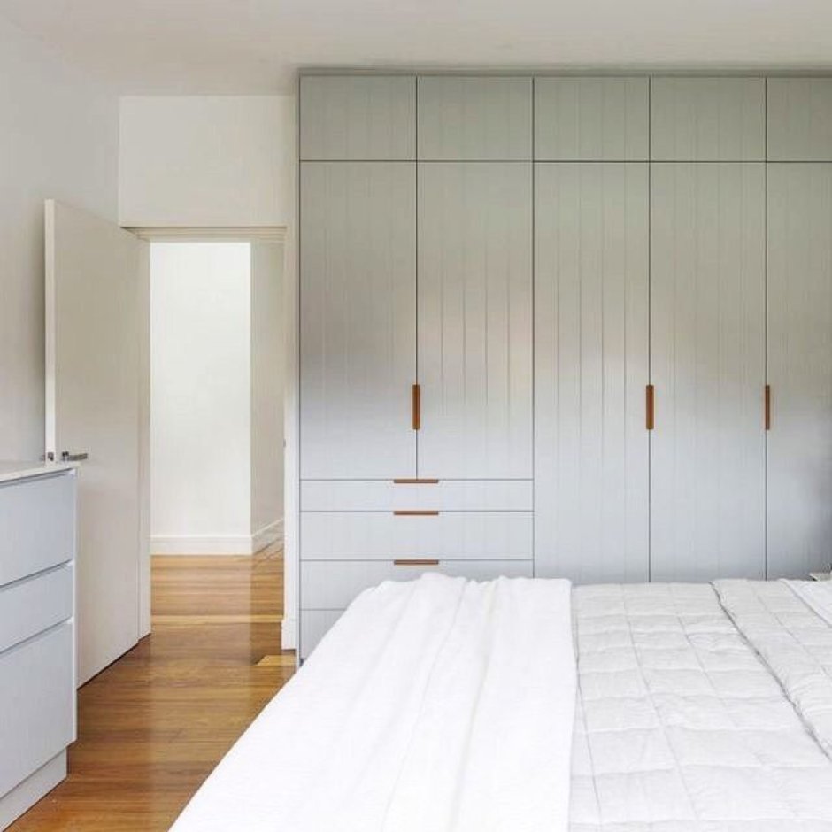 Шкаф до потолка в спальне