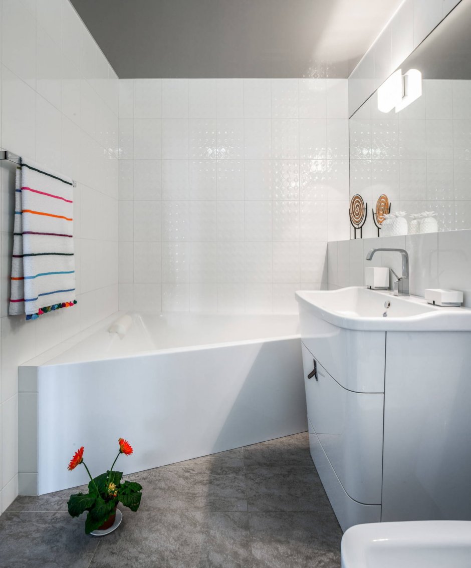 Белая плитка в ванной дизайн (65 фото)