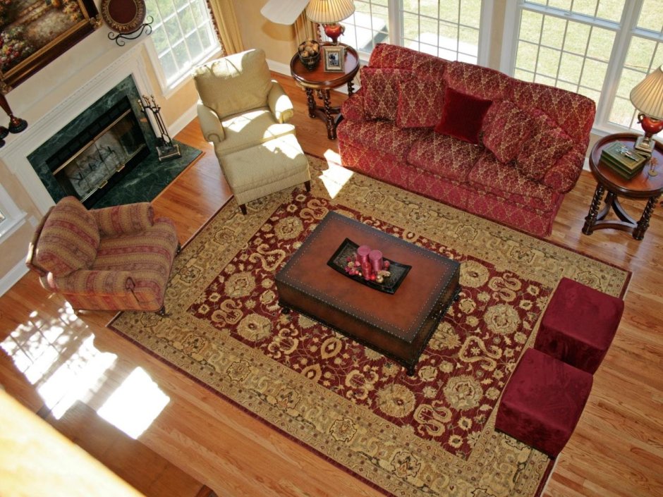 Гостиная с красным ковром