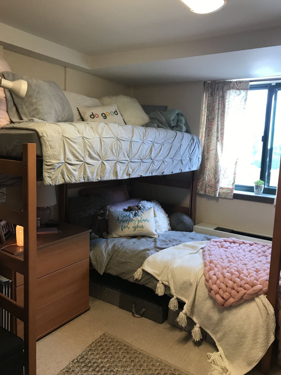 Маленькая комната для двух взрослых