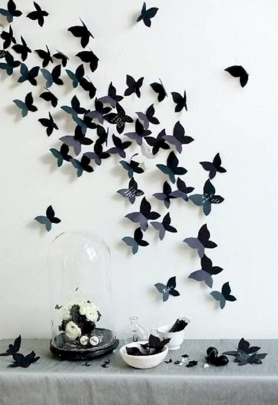 Композиция Наруто из бабочек на стене