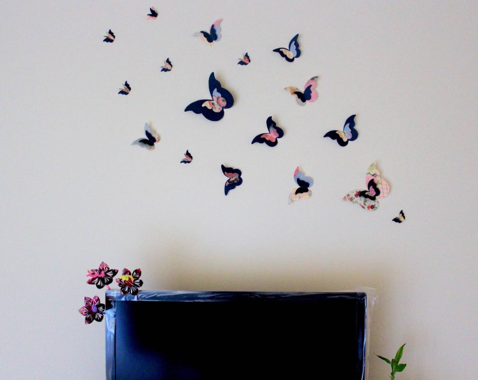 Композиция из бабочек на стене