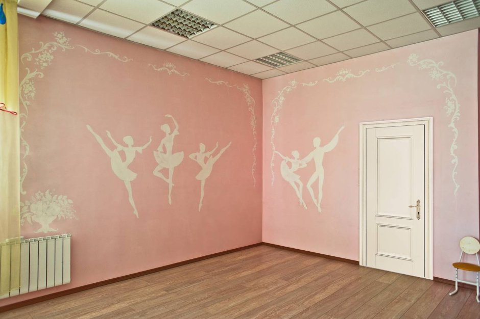 Настенные росписи в школе