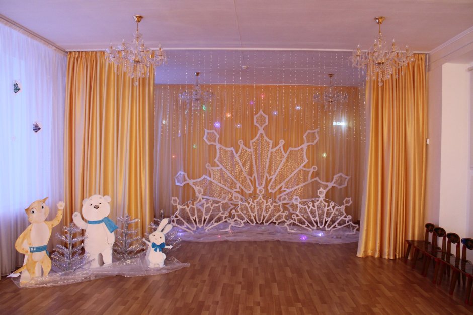 Нотный стан на стене