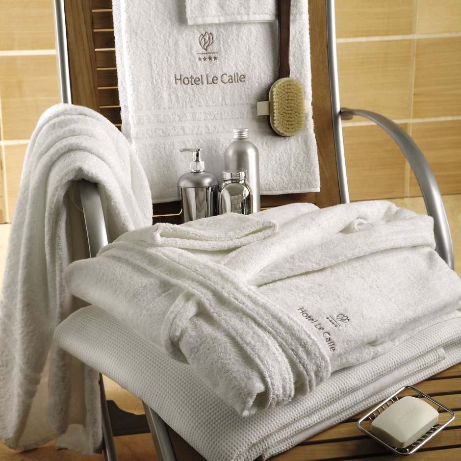 Серые полотенца в ванной