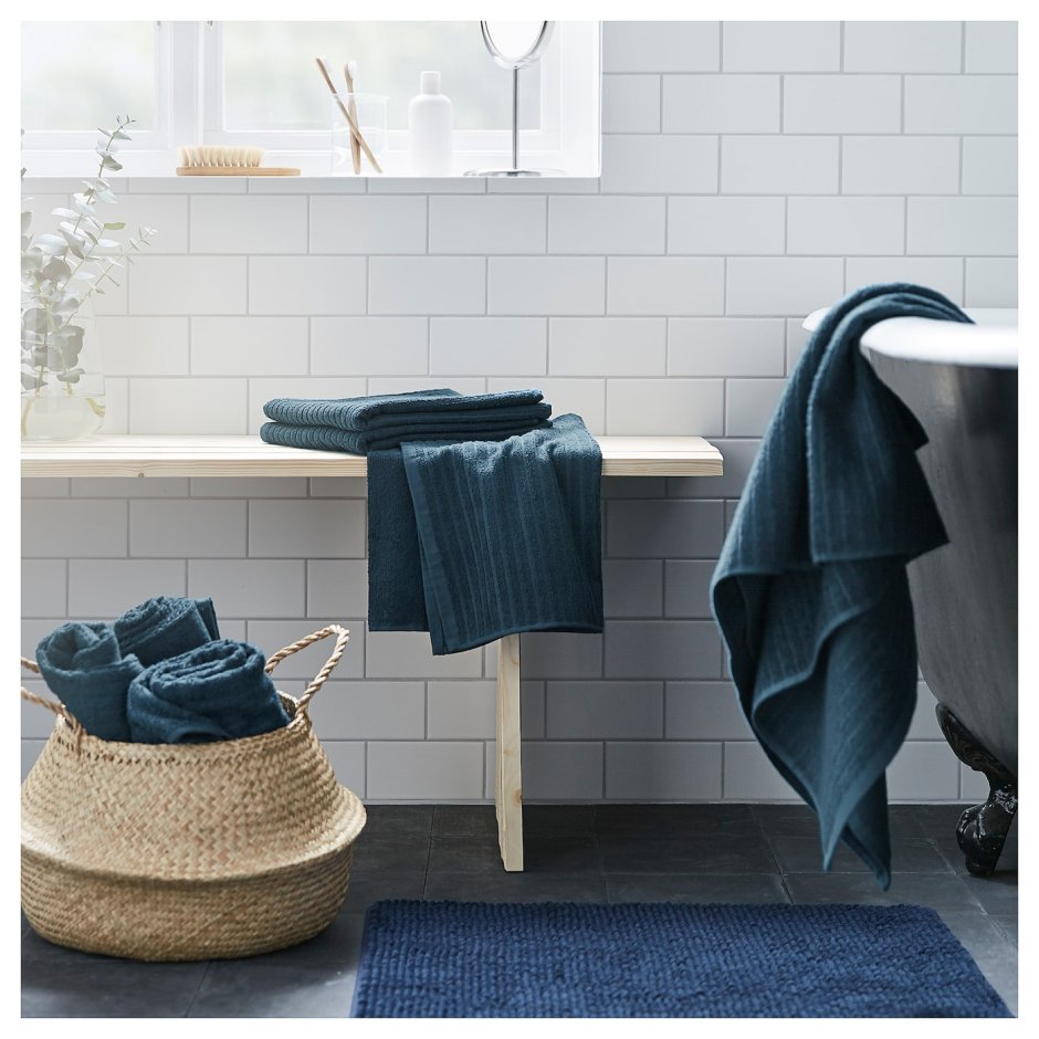 Полотенца и халаты в ванной