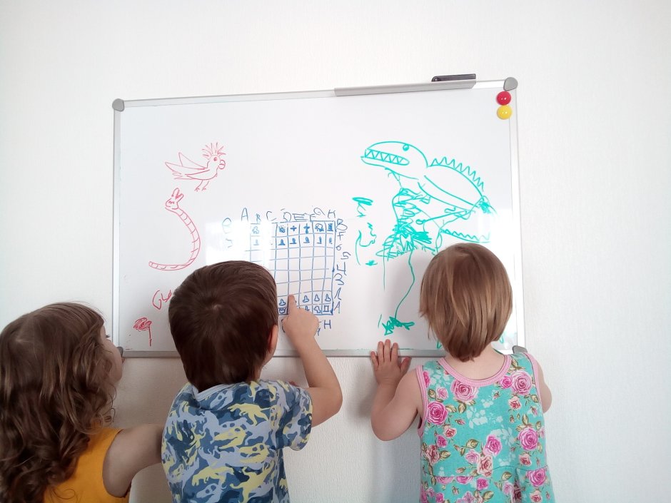 Ребенок рисует на доске