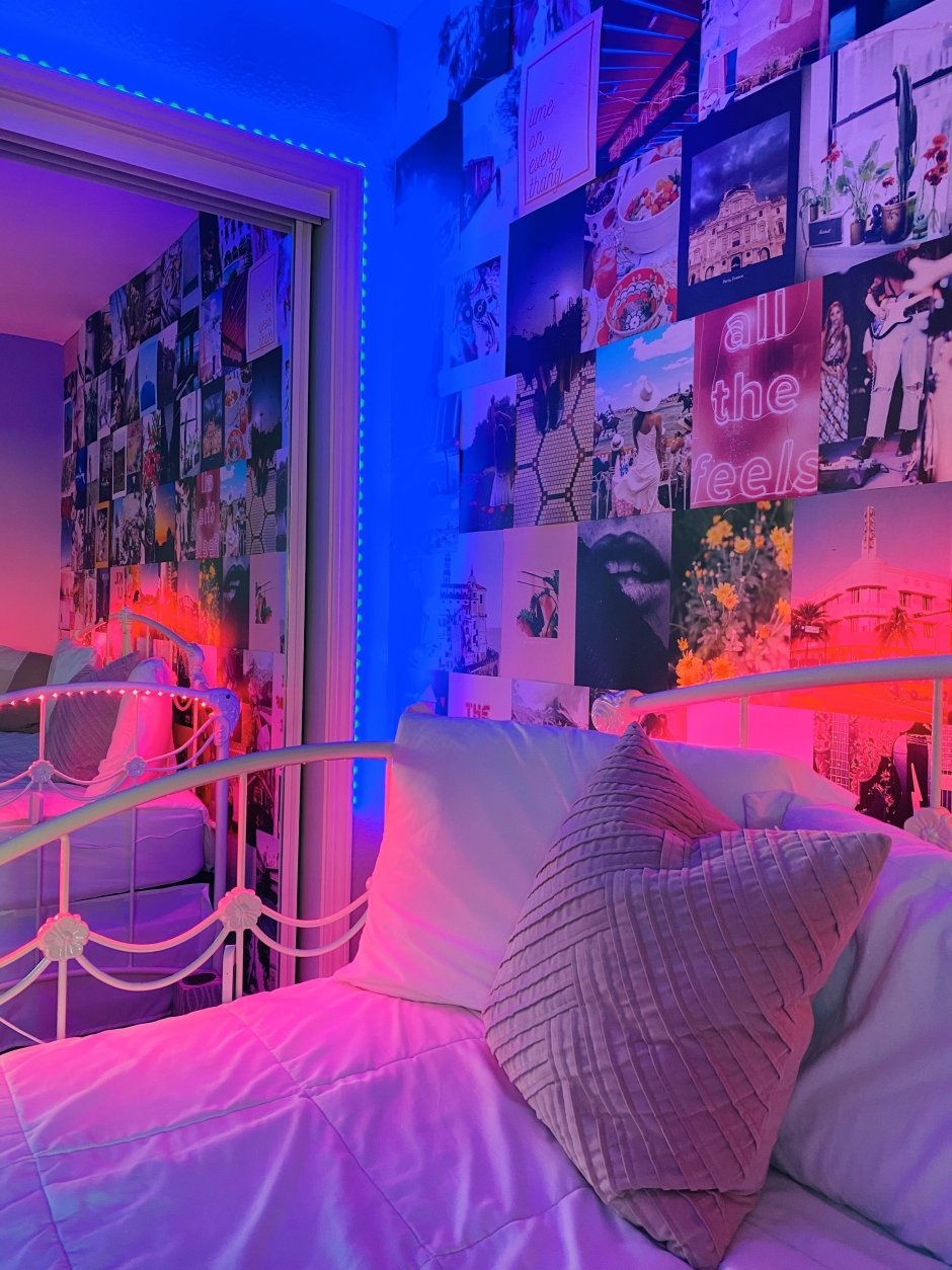Уютная комната с подсветкой фиолетовой
