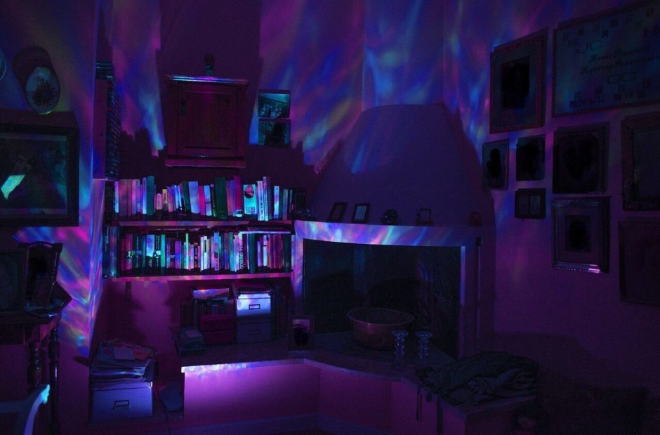 Фиолетовое освещение комнаты