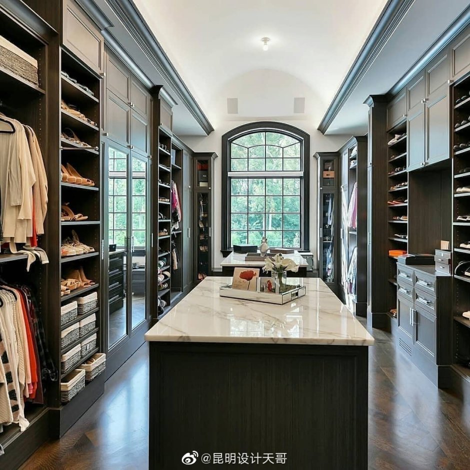 Гардеробная комната в особняке