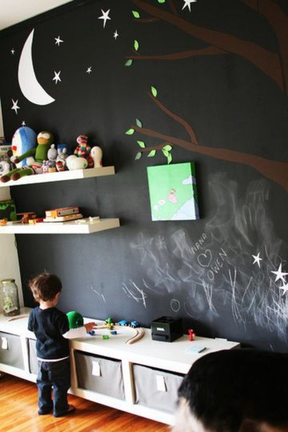 Доска для рисования на стене в детской
