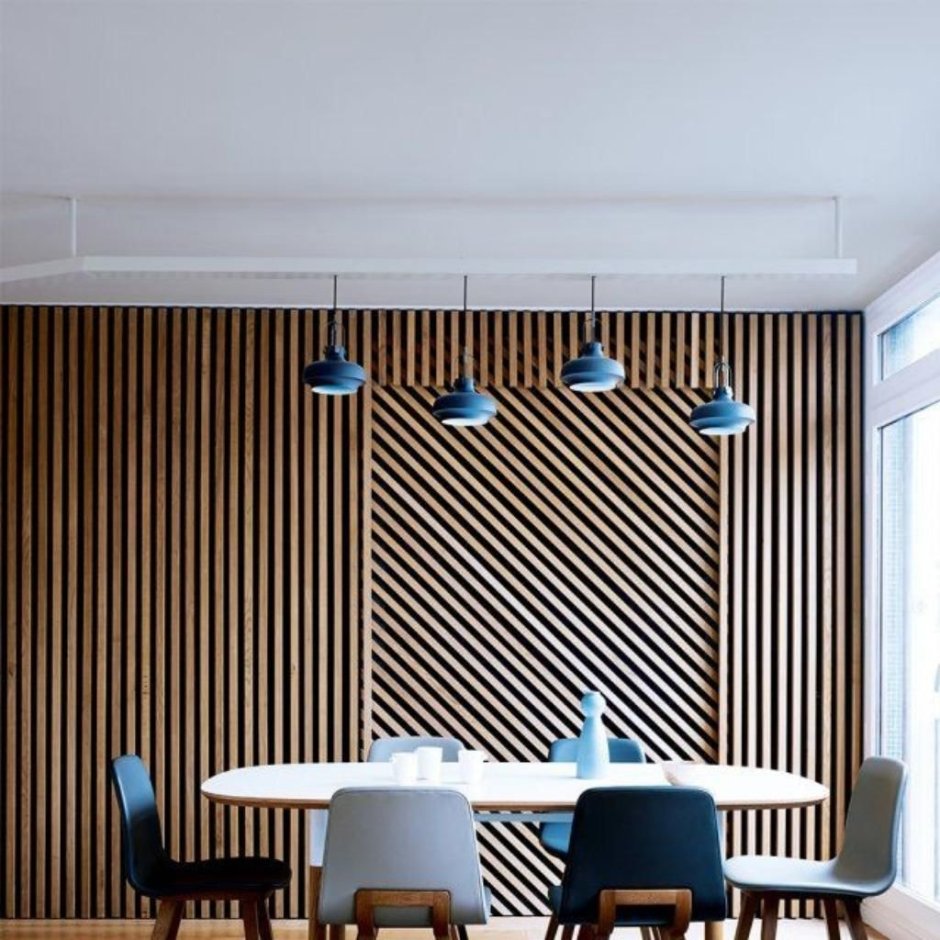 Деревянные рейки в интерьере на стене на кухне