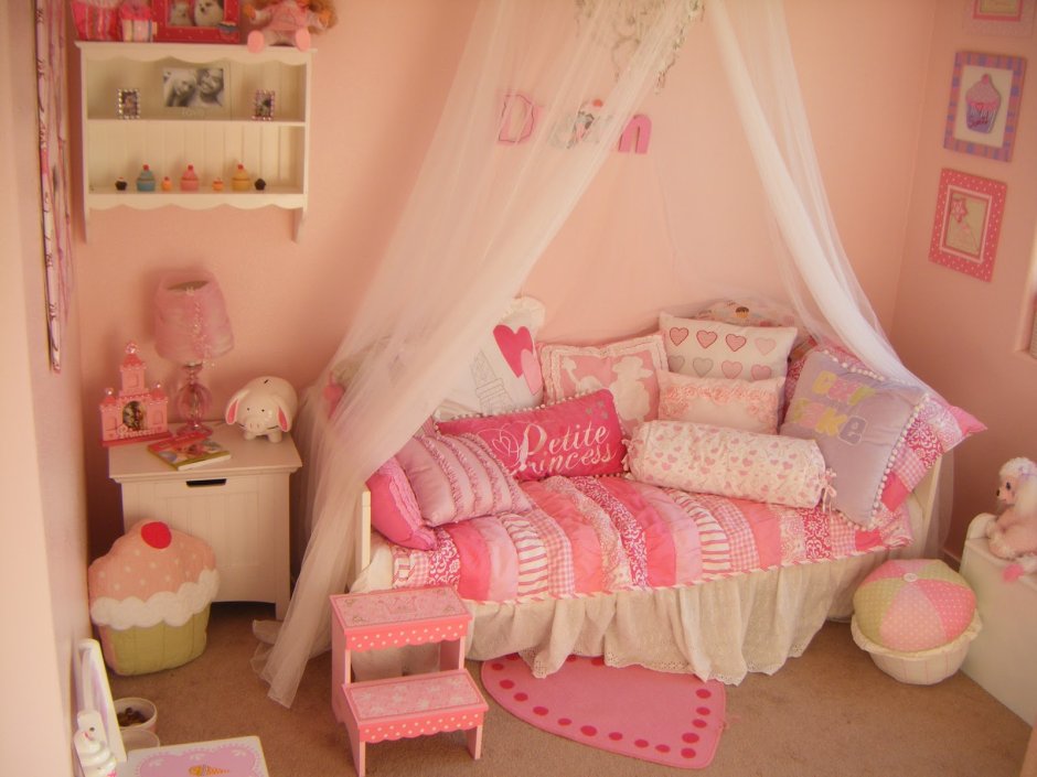 Милая розовая комната