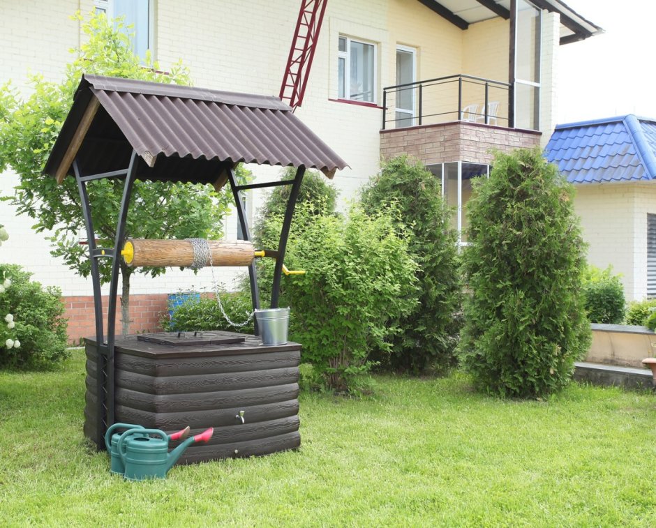 Украшение колодца на даче