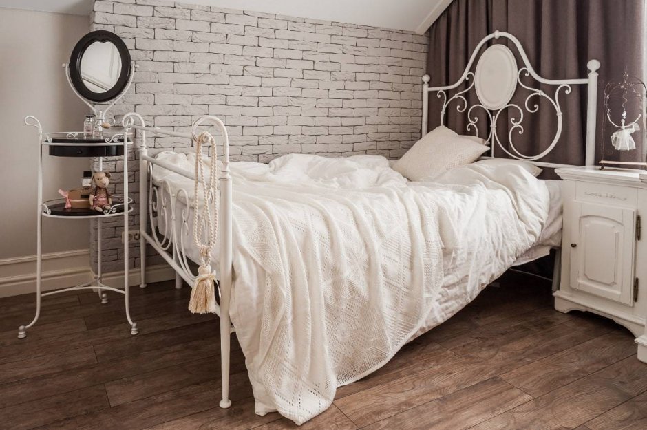 Черная кованая кровать в интерьере спальни