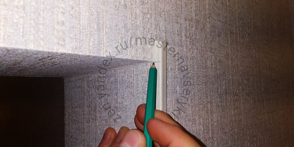 Потолочный плинтус из дерева