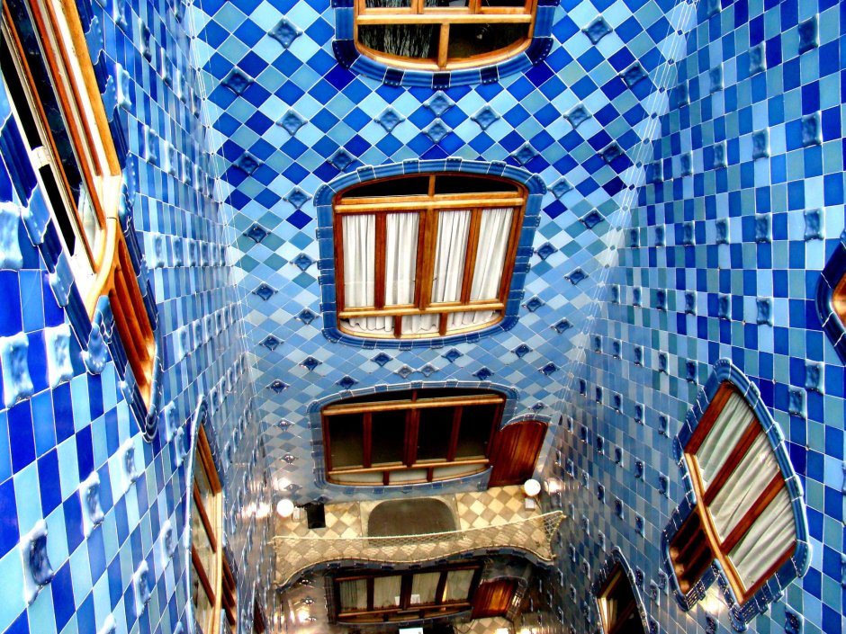 Дом Батло в Барселоне, а. Гауди.1904-1906гг.