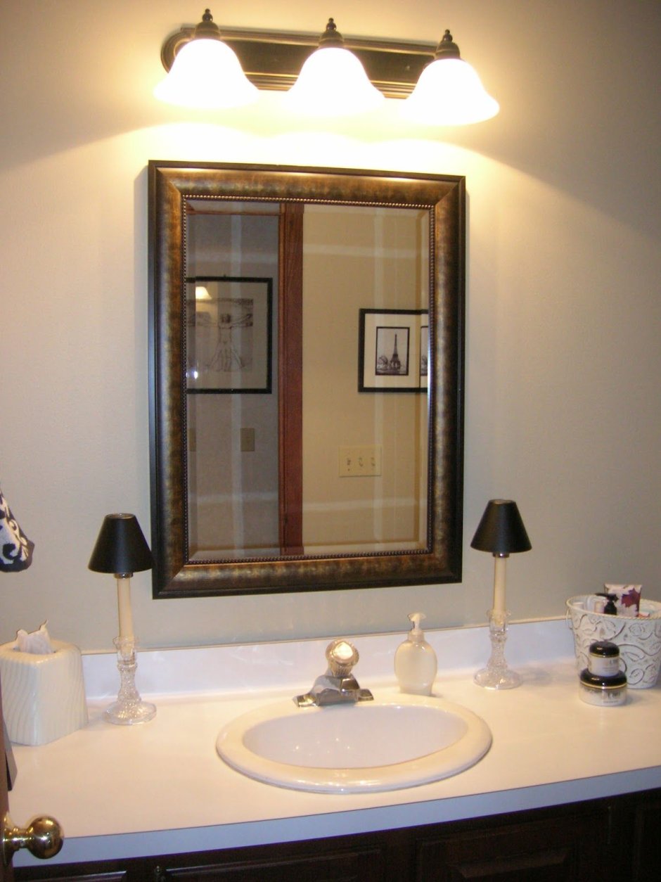 Светильник над зеркалом в ванной
