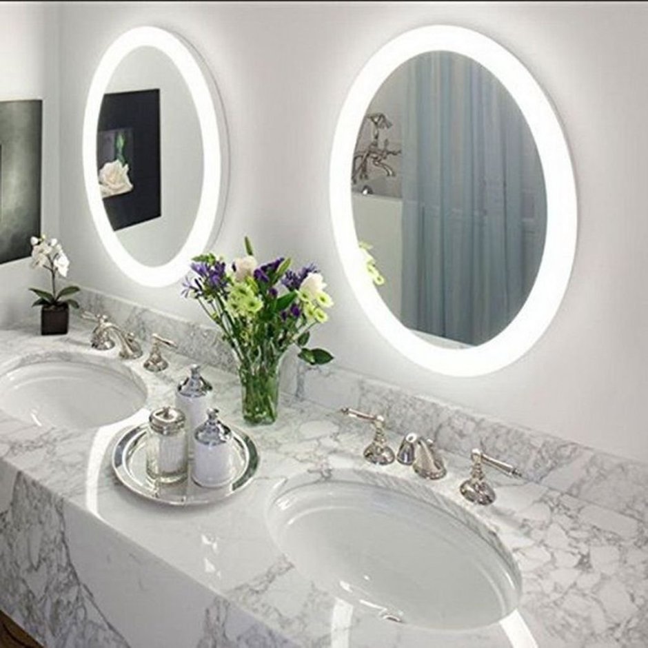 Овальное зеркало и раковина в ванной