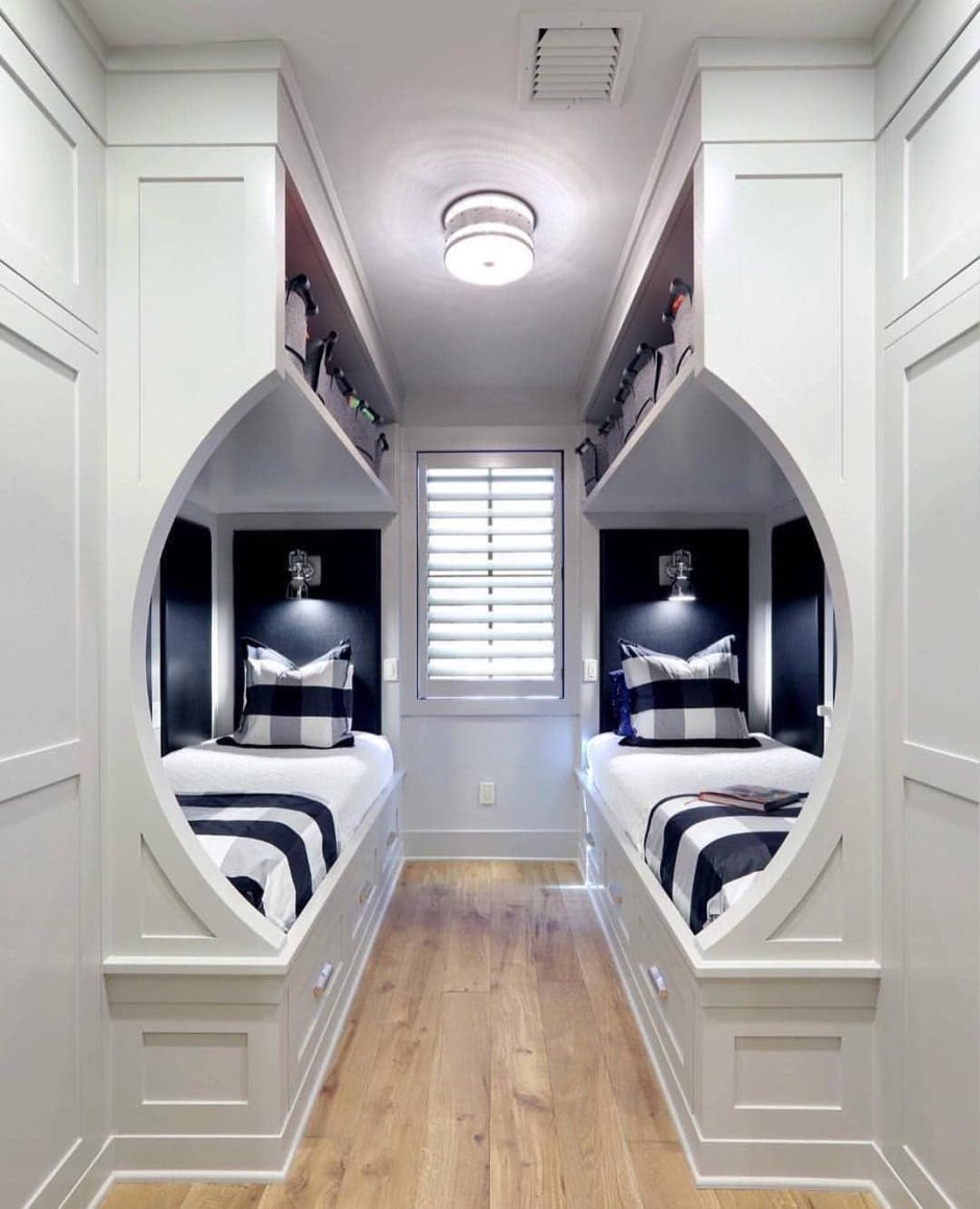 Спальная комната узкая