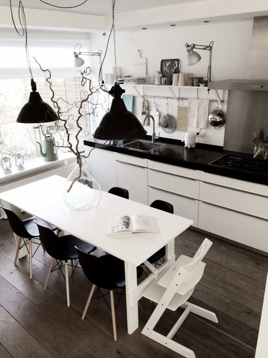 Черно белый стол на кухню
