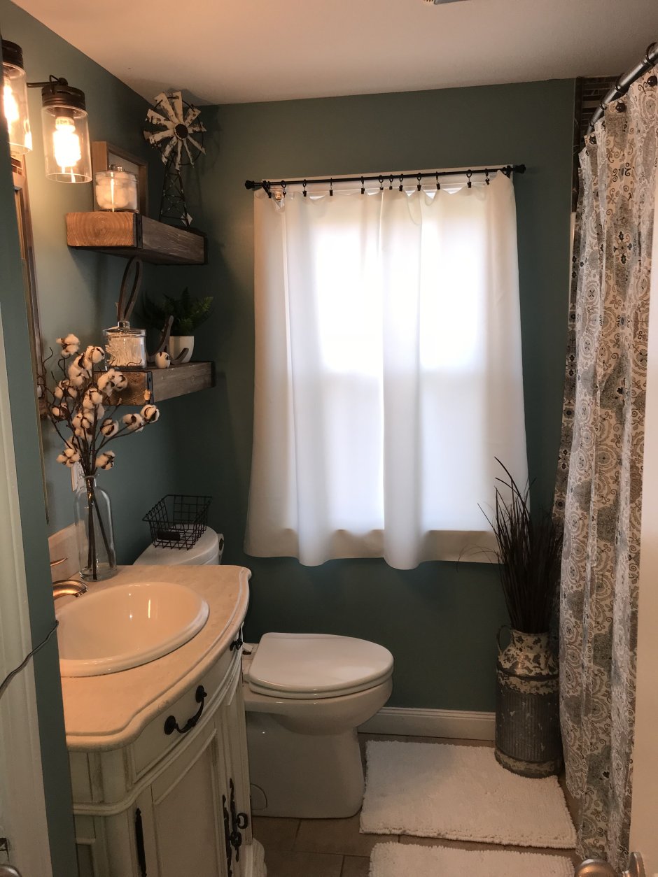 Ванная комната с маленьким окном