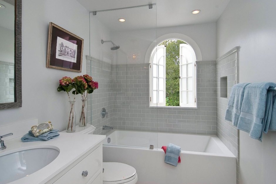 Маленькая ванная с окном в частном доме