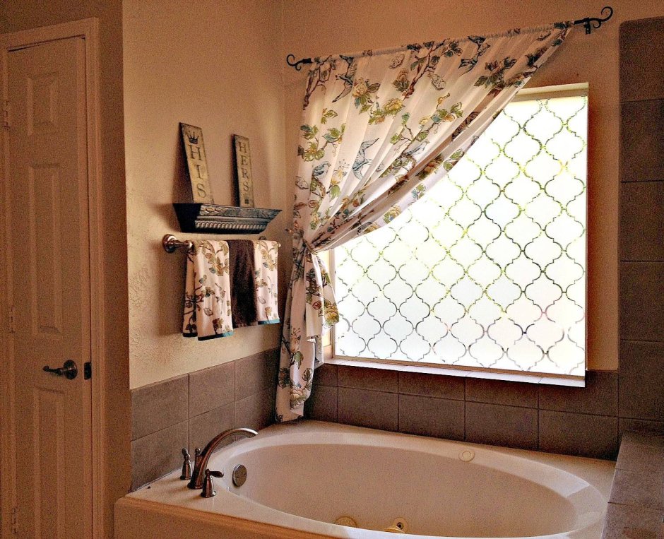 Декоративное окно в ванной