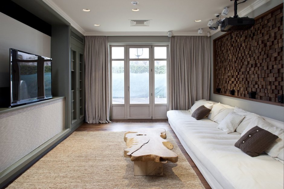 Современная спальня с балконом