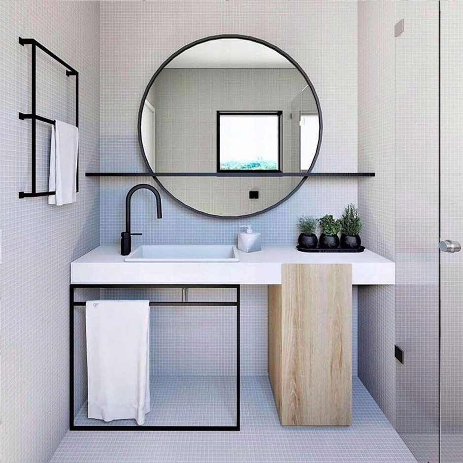 Ванная комната с круглым зеркалом