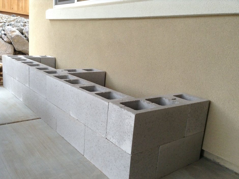 Шкаф из бетонных блоков
